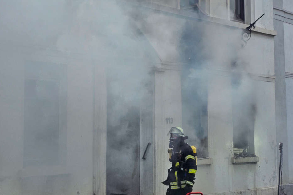 Unter Atemschutz drangen die Feuerwehrkräfte in das verrauchte Gebäude vor.