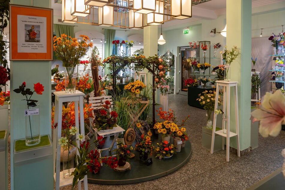 Im Blumenladen der Manufaktur gibt's jedes Jahr etwas Neues: 2025 sind Heidenelken neu im Programm. Die Trendfarben der Saison sind blau, grün und türkis.