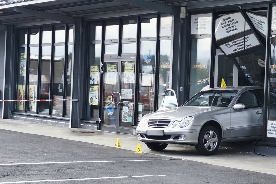 Spektakulärer Raub: Mercedes kracht in Juweliergeschäft, Fluchtwagen im Straßengraben entdeckt