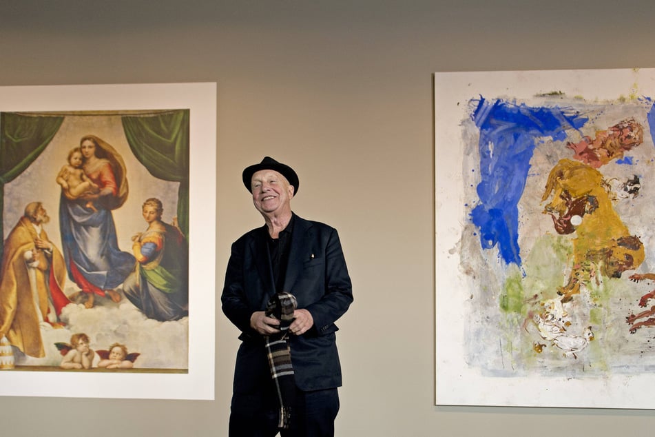 Georg Baselitz in der Ausstellung "Hintergrundgeschichten" (2013) mit einer Reproduktion "Sixtinische Madonna" von Raffael und seinem Gemälde "Statement" (1999). (Archivbild)