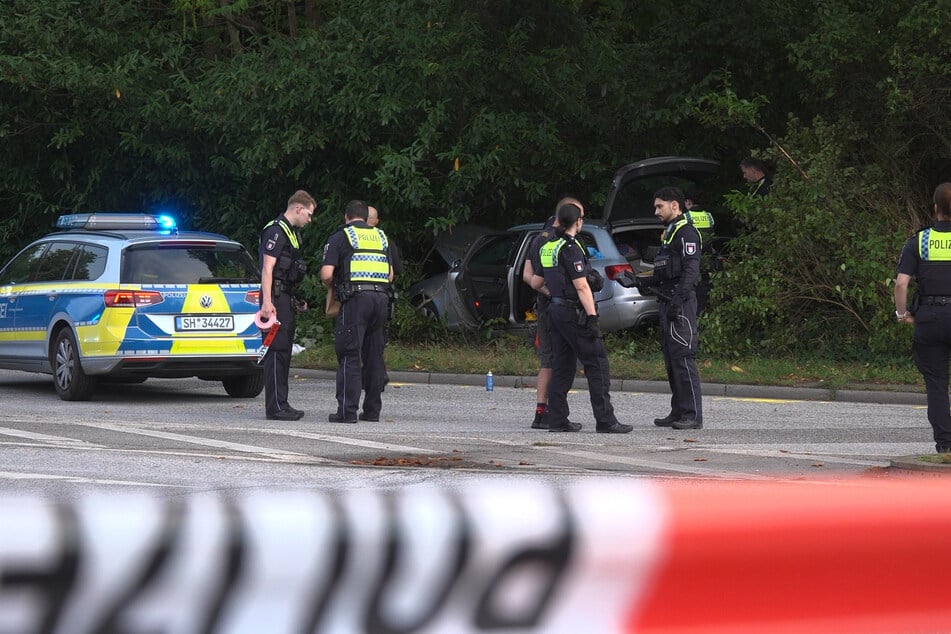Nach einer Verfolgungsfahrt mit der Polizei krachte es an einer Hamburger Kreuzung.
