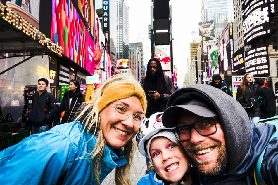 Volker Beyer (42, r.) mit Frau Jenny (38, l.) und Tochter Livia (6) vor dem New Yorker Times Square.