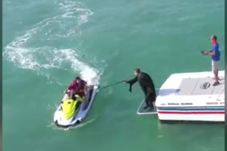 Wegen Corona: Highschool verteilt Zeugnisse an Schüler auf Jetski