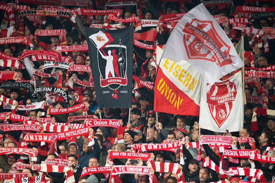 Fans des 1. FC Union Berlin bejubeln ihre Mannschaft. (Archivbild)