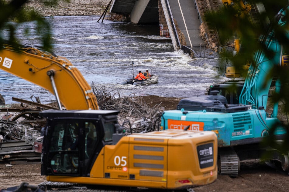 Auch zu Wasser sind die Kräfte weiterhin aktiv, untersuchen die Lage.