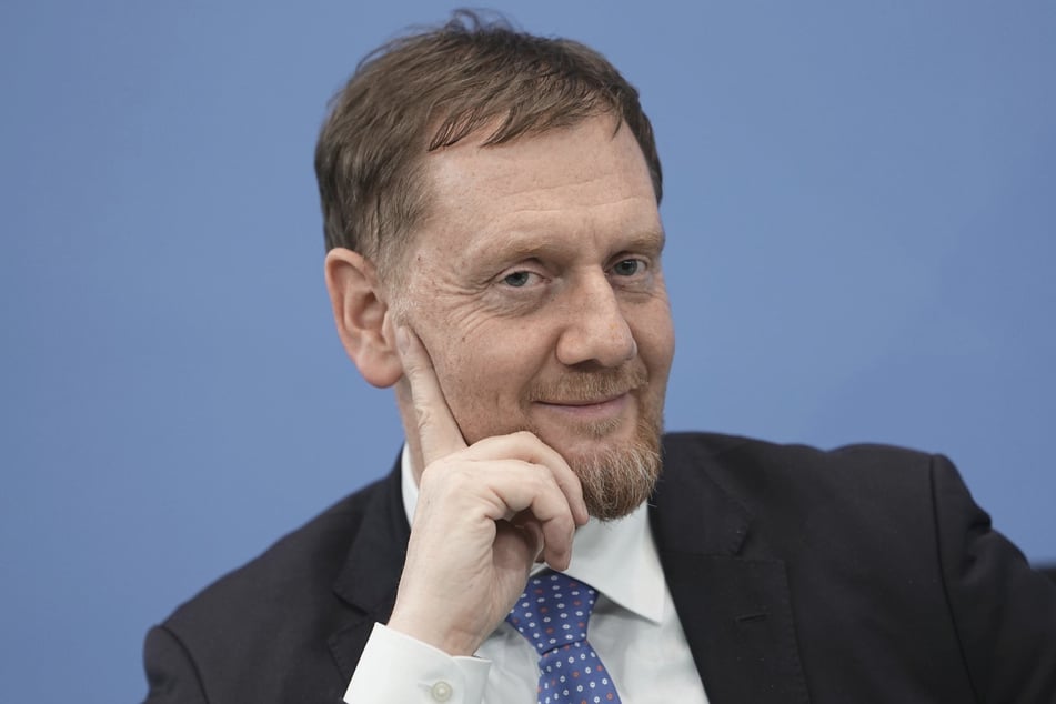 Sachsens MP Michael Kretschmer (50, CDU) bereitet die Gans noch selbst zu.