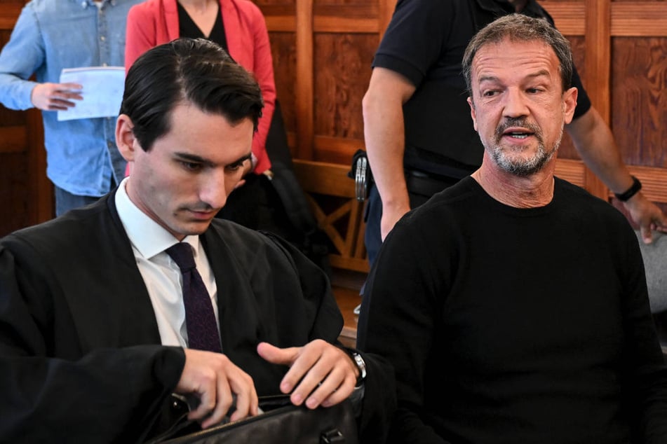 Der Gerichtsprozess zwischen Hertha BSC und Fredi Bobic (54, r.), hier mit seinem Anwalt Maximilian Schmidt, geht in die Verlängerung.