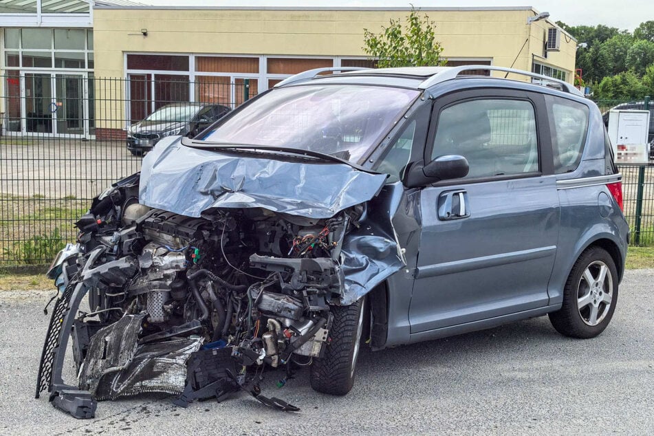Crash am Donnerstagvormittag auf der B96 im Süden Brandenburgs: Auswirkungen des Unfalls sind am völlig zerfetzten Peugeot zu sehen.