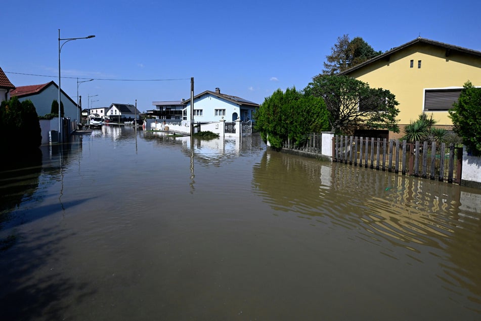 Zwar geht das Hochwasser in Österreich allmählich zurück, doch die Gefahr von Erdrutschen oder Dammbrüchen ist noch nicht gebannt.