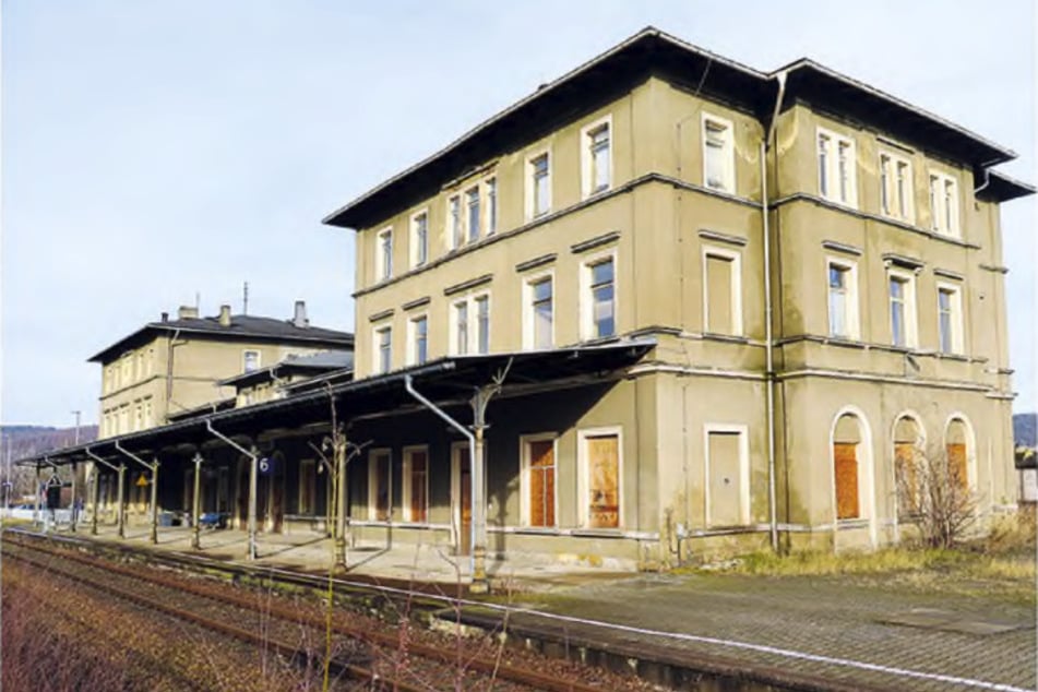 Verlassen und trostlos präsentiert sich das Wilthener Bahnhofsgebäude. Sein derzeitiger Eigentümer (43) hat sich mit dem Ankauf verspekuliert.