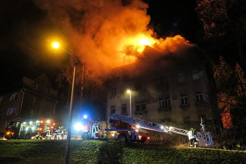Großbrand in Schwarzenberg! Ein leerstehendes Gebäude brannte mitten in der Nacht. Meterhohe Flammen schlugen aus dem "Lost Place".