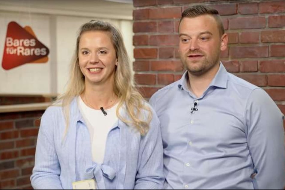 Claudia Braun und Chris Karwat aus Hamburg wollen bei "Bares für Rares" drei Grafiken des renommierten Künstlers Heinz Mack verkaufen.