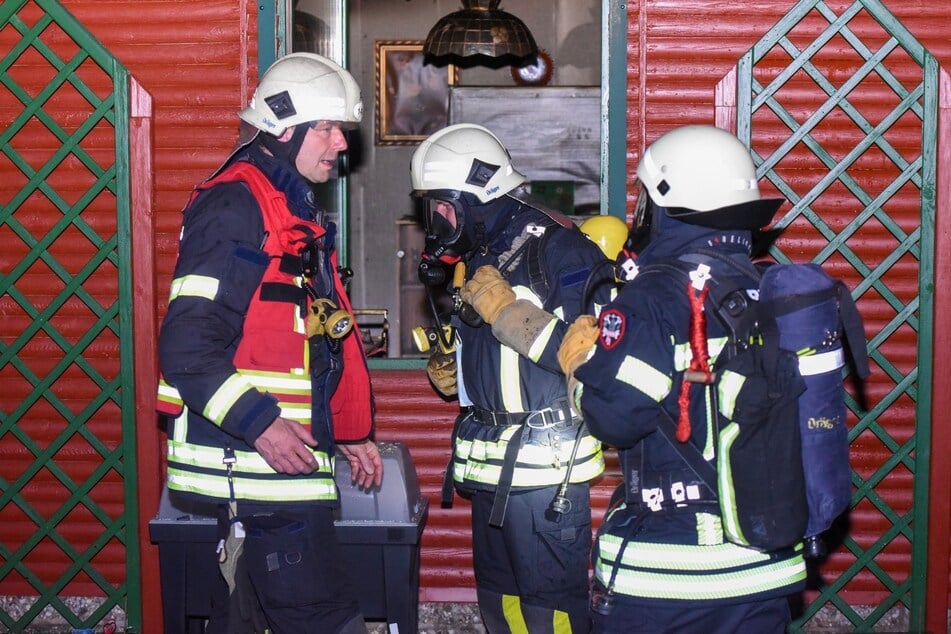 Unter schwerem Atemschutz machten sich die Feuerwehrleute an die Brandbekämpfung.
