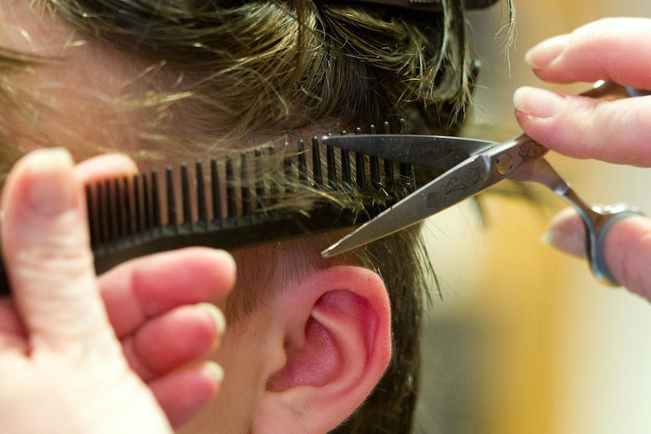 Hunderte Anfragen für Termin: Friseur versteigert ersten Haarschnitt für guten Zweck