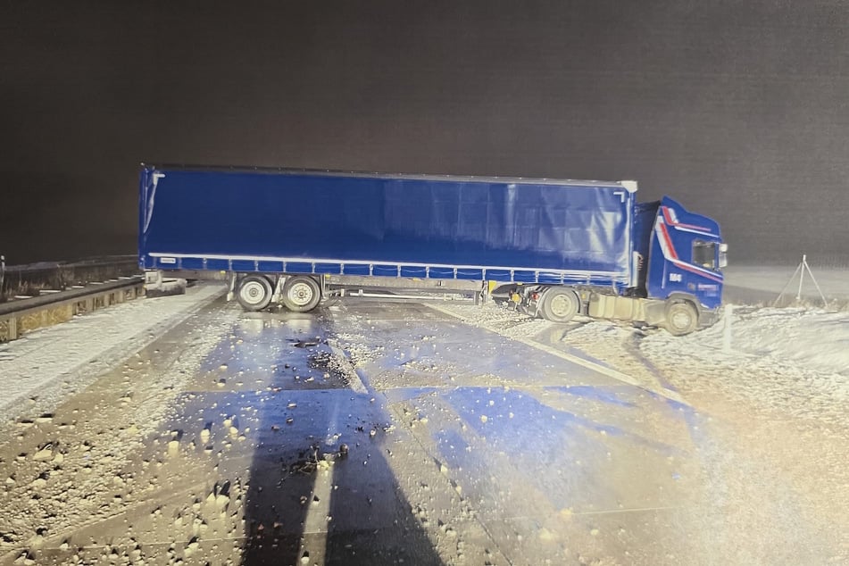 Unfall A38: Sieben Stunden Vollsperrung: Lkw sorgt für Chaos auf A38