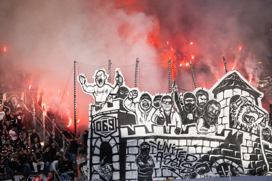 Aus dem Frankfurter Fanblock flogen während der Partie zwischen Mainz 05 und der Eintracht mehrere Gegenstände auf den Platz.