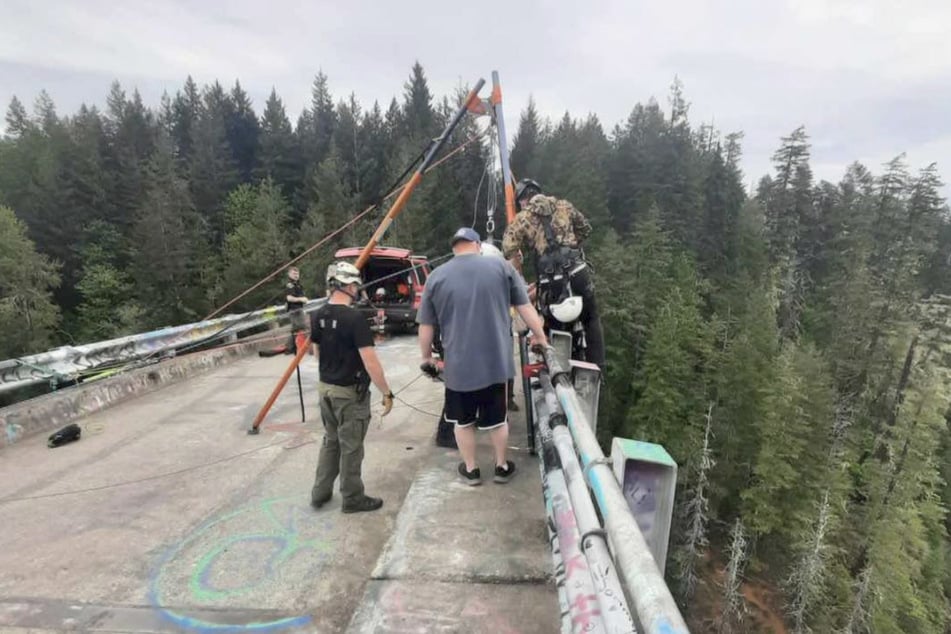 Die Einsatzkräfte konnten dem abgestürzten 19-Jährigen nur von der Brücke aus helfen. Zu Fuß zu ihm zu gelangen, gestaltete sich aufgrund der Bodenverhältnisse schwierig.