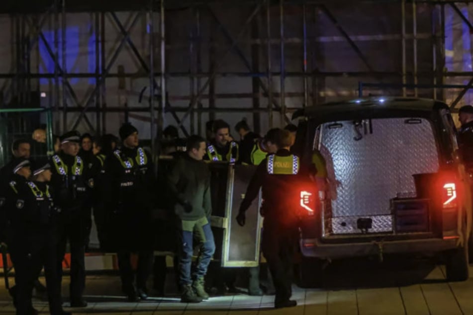 Der eingefangene Wolf hat am Montag zuvor eine Frau in Hamburg gebissen.