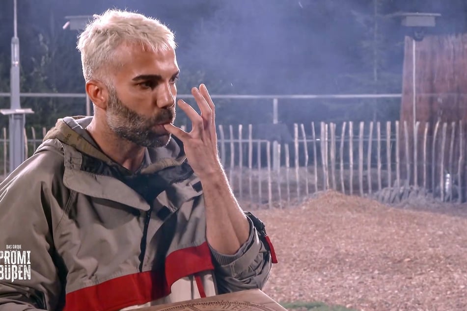 Die Pizza lässt er sich provokant schmecken.