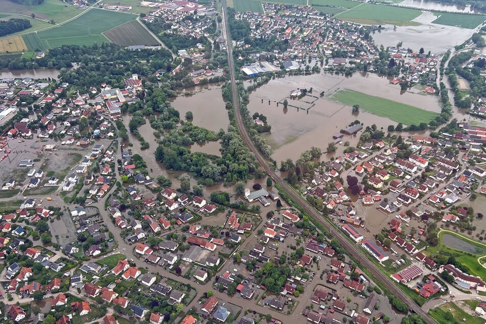 Luftaufnahmen des Deutschen Zentrums für Luft- und Raumfahrt (DLR) offenbaren das Ausmaß der Wassermassen in Offingen bei Günzburg.