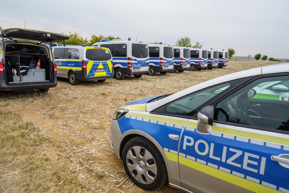 Zahlreiche Polizeifahrzeuge waren am Teufelsee im hessischen Wetteraukreis im Einsatz.