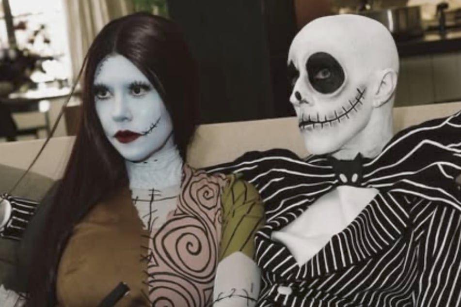 Kourtney Kardashian (46) und Travis Barker (49) lieben Halloween und sorgen jedes Jahr mit ihren aufwendigen Outfits für Schlagzeilen.