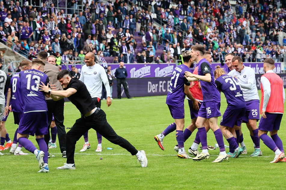 Als einziger Drittligist mit 13 Heimsiegen, 41 Punkten - zusammen mit Ulm und Münster stärkstes Team in den eigenen vier Wänden. Die Saison konnte sich sehen lassen, und das feierten die Auer Spieler nach dem 2:0-Sieg gegen Mannheim.