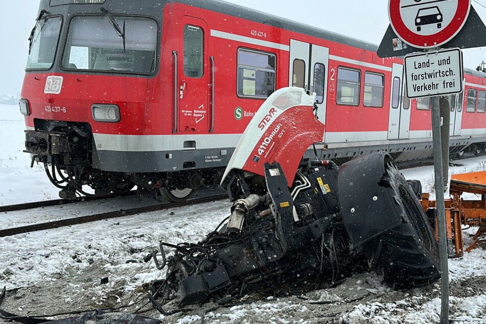 S-Bahn reißt Winterdienst-Fahrzeug in zwei Teile! Traktorfahrer schwer verletzt, Fahrgäste evakuiert
