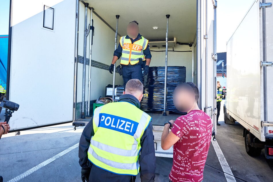 Der 46-Jährige wird beschuldigt, die unerlaubte Einreise von 64 Personen organisiert zu haben. Auf dem Foto ist eine Polizeikontrolle vom 18. Juli 2023 auf der A17 zu sehen.