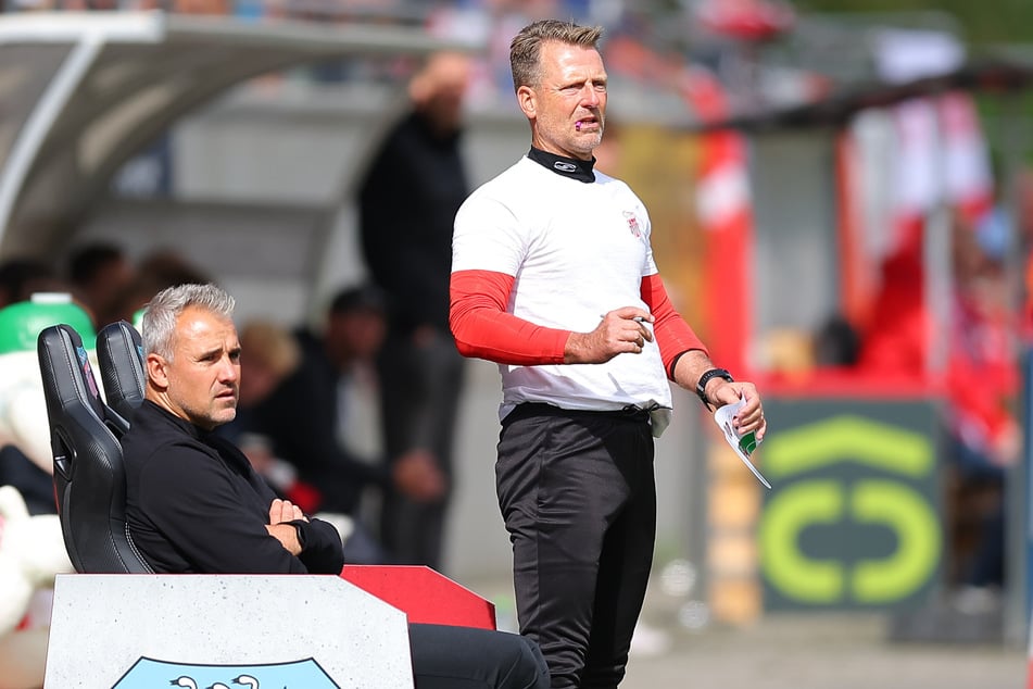 Das Kauen auf der Stifthülle half: FSV-Trainer Rico Schmitt (55, r.).