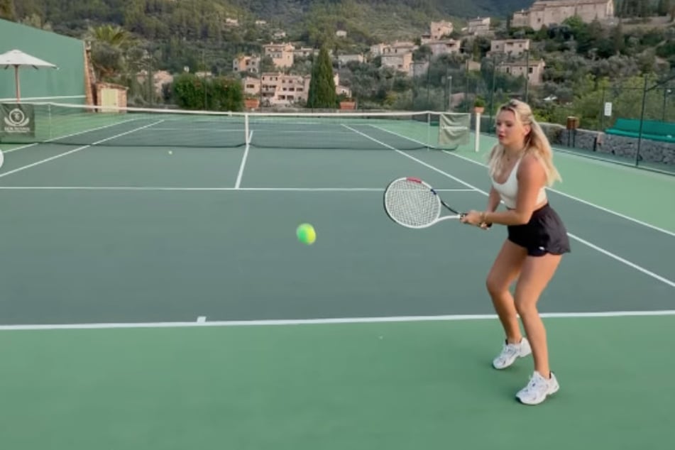 Die gelbe Filzkugel immer fest im Blick: Evelyn beim Tennis-Training im Urlaubsparadies.