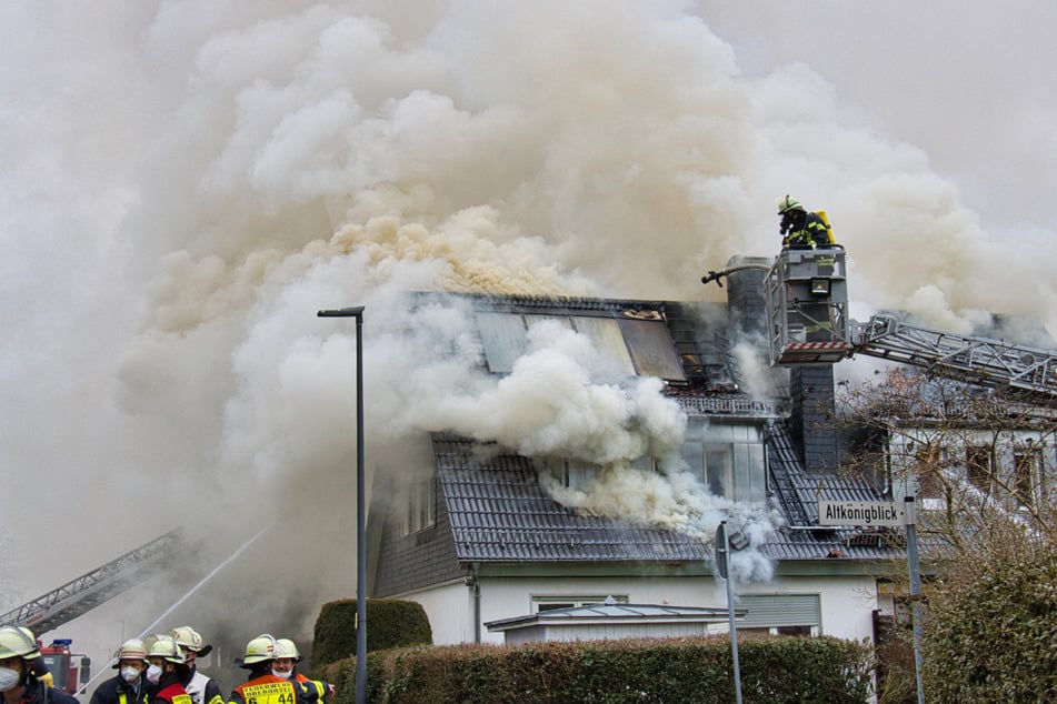 Bei dem massiven Brand eines Dachstuhls in Oberursel zog sich ein 13-jähriges Kind eine Rauchgasvergiftung zu. Die Feuerwehr Oberursel kämpfte mit einem Großaufgebot gegen die Flammen.