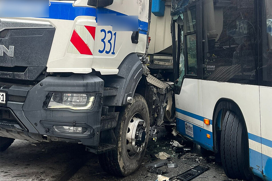 Am Montagvormittag sind in Klein Schwaß ein Linienbus und ein Lkw frontal zusammengestoßen. Drei Menschen wurden verletzt.