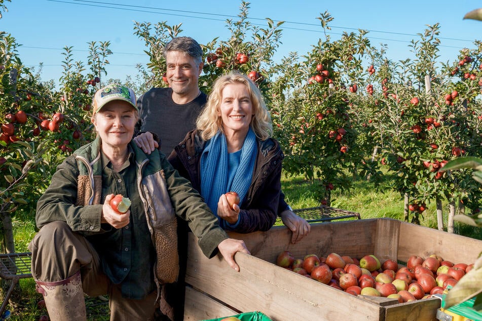 Maria Furtwängler (58, r.) ist nach zwei Jahren wieder im Tatort zu sehen.
