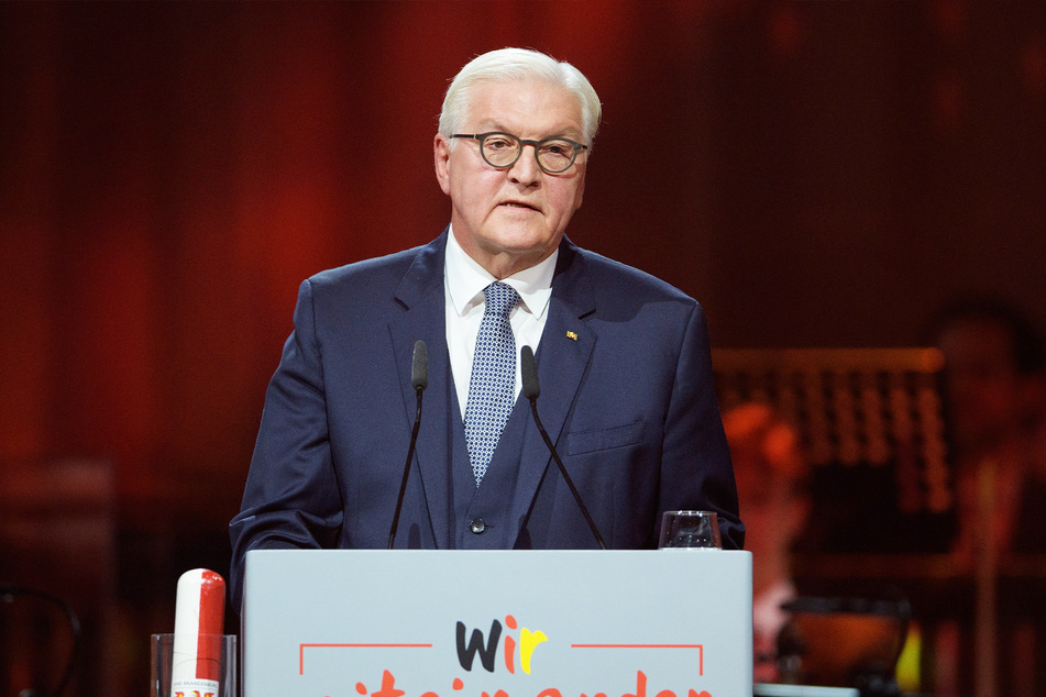 Bundespräsident Frank-Walter Steinmeier (64) spricht auf dem Festakt zum 30. Jahrestag der Deutschen Einheit in der Metropolis-Halle.