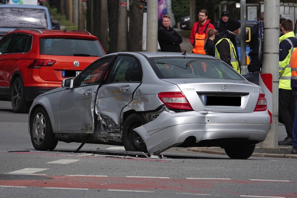 In diesen Mercedes krachte der Flüchtende mit dem gestohlen Caddy.