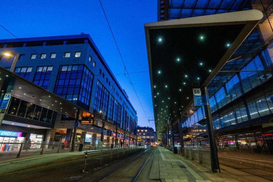 Der 15-jährige Tatverdächtige bedrohte an der Zentralhaltestelle zwei Jugendliche (14) und einen 22-Jährigen, um an Bargeld zu kommen.