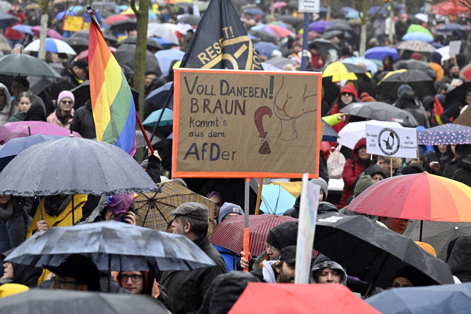 Seit Wochen demonstrieren Bürgerinnen und Bürger in NRW und bundesweit für Demokratie, Vielfalt und gegen Fremdenhass.