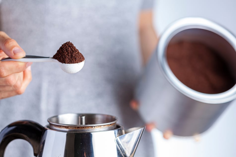 Für guten Kaffee aus der French Press kommt es auch auf die richtige Menge Kaffeepulver an.