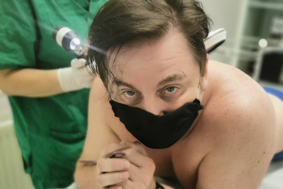 Uwe Herrmann (58) nimmt seine Fans mit ins Arztzimmer zu seiner Hautkrebsuntersuchung. Er will damit erreichen, dass sich mehr Leute vorsorglich untersuchen lassen.