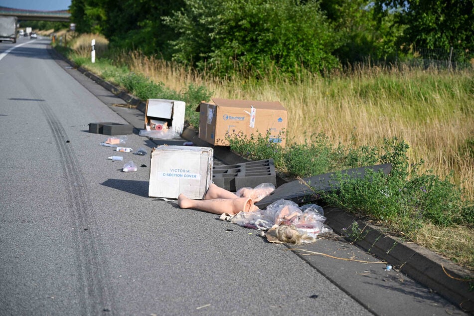 Durch die Wucht des Aufpralls verteilte sich die Ladung eines Transporters auf der Fahrbahn.