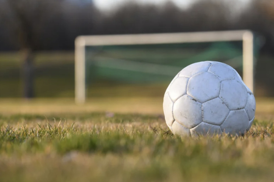 Eklat bei Kreisliga-Spiel: Fußballer prügeln aufeinander ein