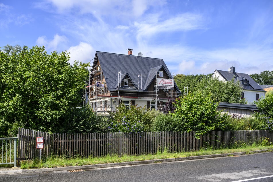 Bei Fassadenarbeiten an diesem Haus in der Reichenbacher Straße stürzte der 43-Jährige vom Gerüst.