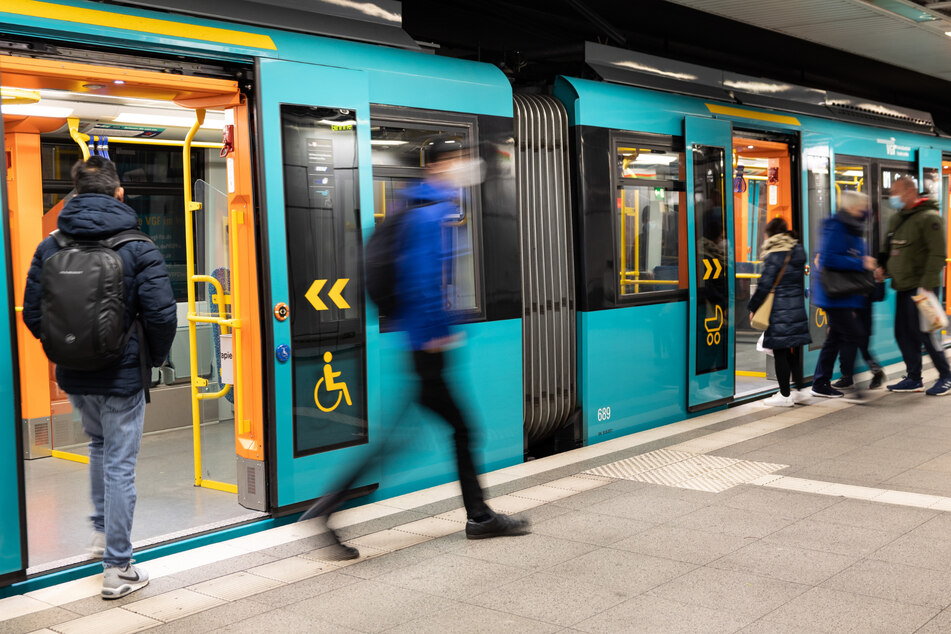 Frankfurt: Sportelnde Menschen an Frankfurter U-Bahn-Stationen? Das ist der Grund