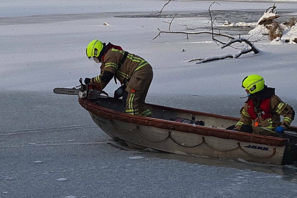 Auch von einem Boot aus suchte die Feuerwehr nach dem Vermissten.