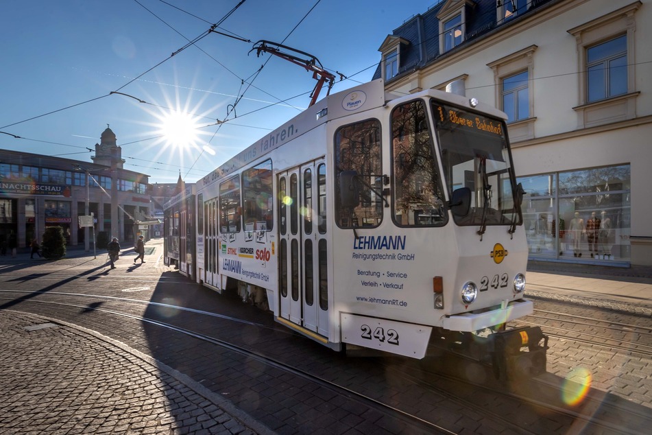 In einer Straßenbahn in Plauen wurde am Dienstagabend ein Fahrgast (38) geschlagen.