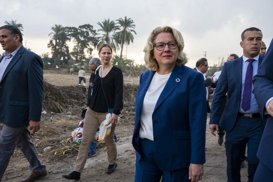Die deutsche Bundesministerin für wirtschaftliche Zusammenarbeit und Entwicklung, Svenja Schulze (54, SPD, Mitte), bei der Klimakonferenz in Ägypten im November.