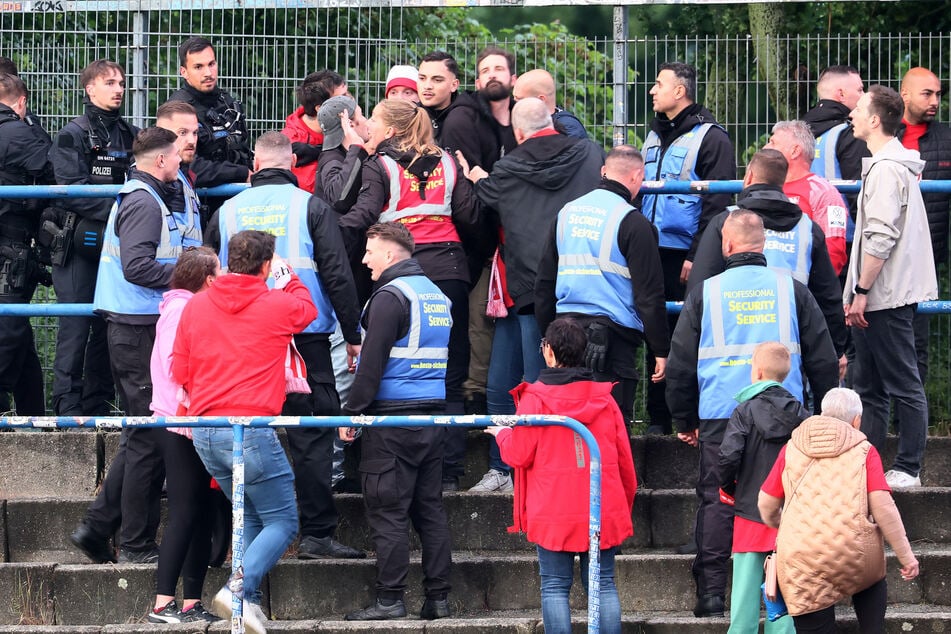 Die kleine Traube an Gästefans hatte mit den Ordnern im Bruno-Plache-Stadion am Mittwoch auch ein paar Dinge zu klären.