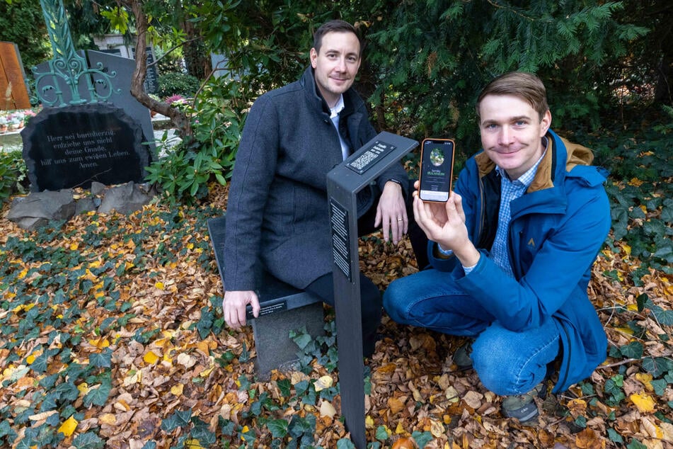 Benjamin (39, r.) und Robert Jähne (42) am Grab der Unternehmerfamilie Bulnheim, deren Stele sie mit einem QR-Code ausgestattet haben.