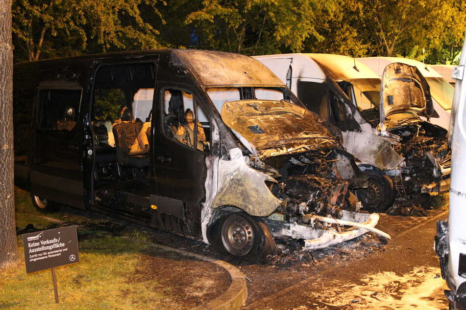 Diesen Brand Anfang Mai auf dem Gelände eines Mercedes-Autohauses, bei dem drei Transporter Raub der Flammen wurden, soll Andreas Reinboth laut Anklage gelegt haben.